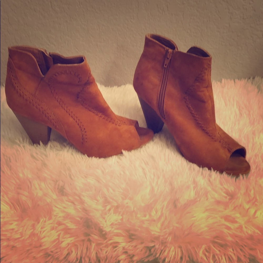 Woman’s XOXO size 9